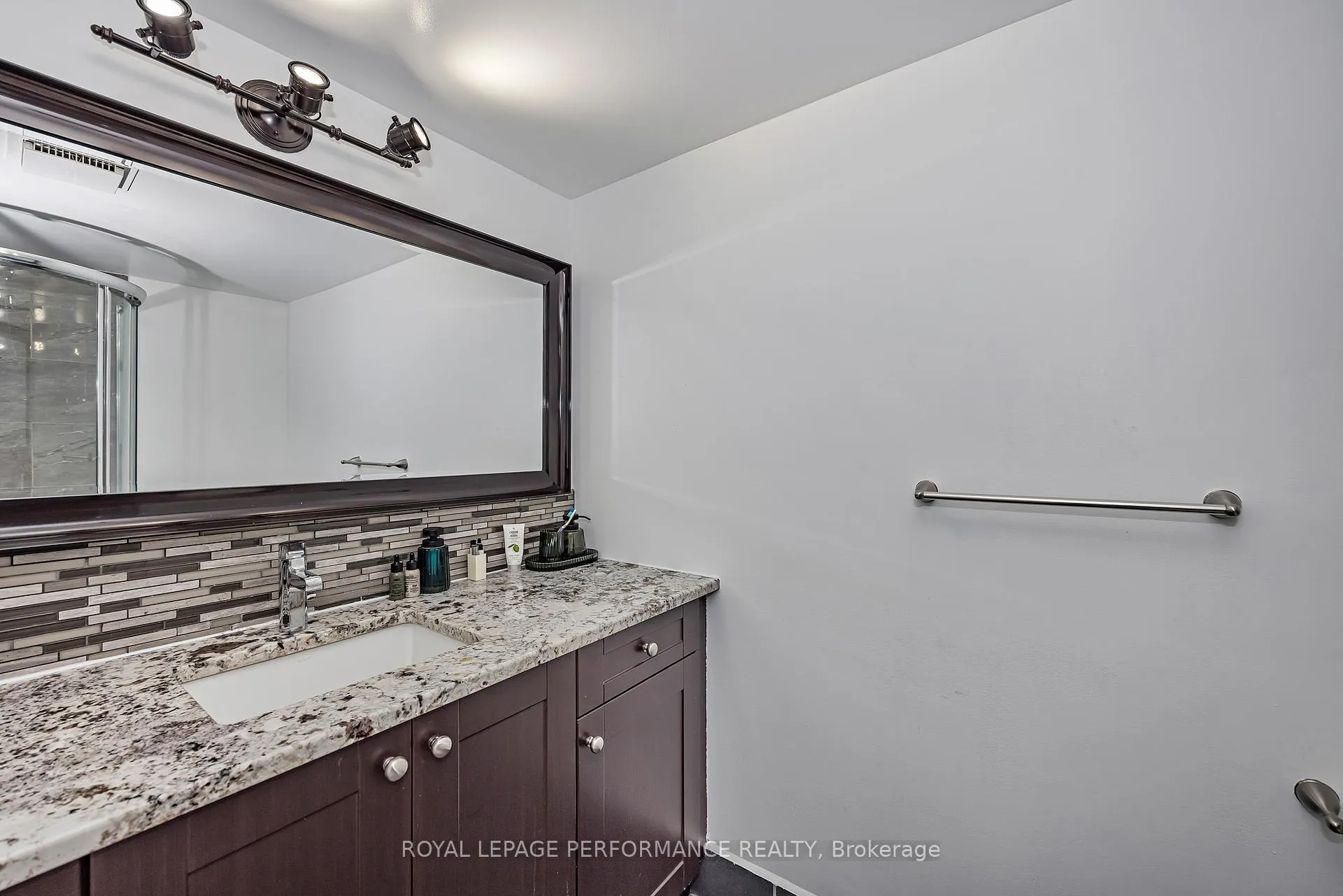 Photo 15 of Unit 1512, 2760 Carousel Crescent, Ottawa, Emerald Woods/Sawmill Creek — HOMEH