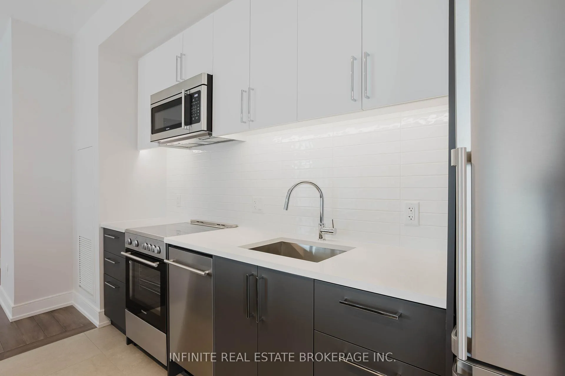 Photo 3 of Unit 803, 2525 Bathurst Street, Toronto, Forest Hill North — HOMEH