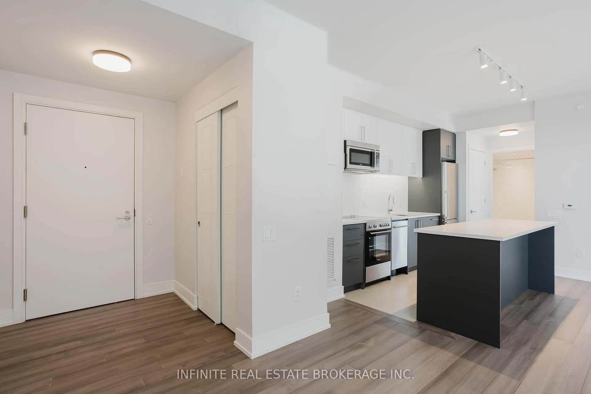 Photo 4 of Unit 803, 2525 Bathurst Street, Toronto, Forest Hill North — HOMEH