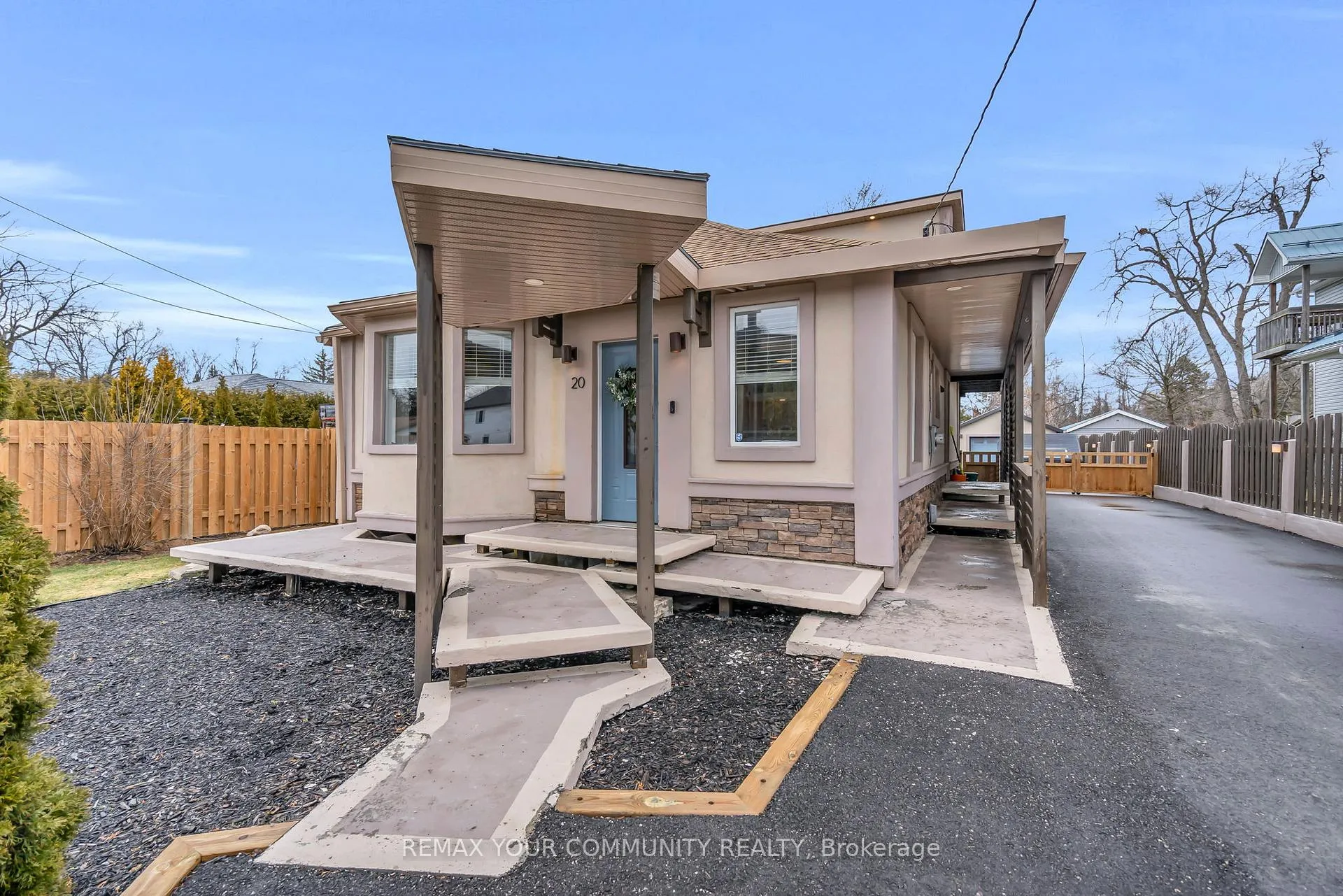 Photo 4 of 20 Farley Circle, Georgina, Historic Lakeshore Communities — HOMEH