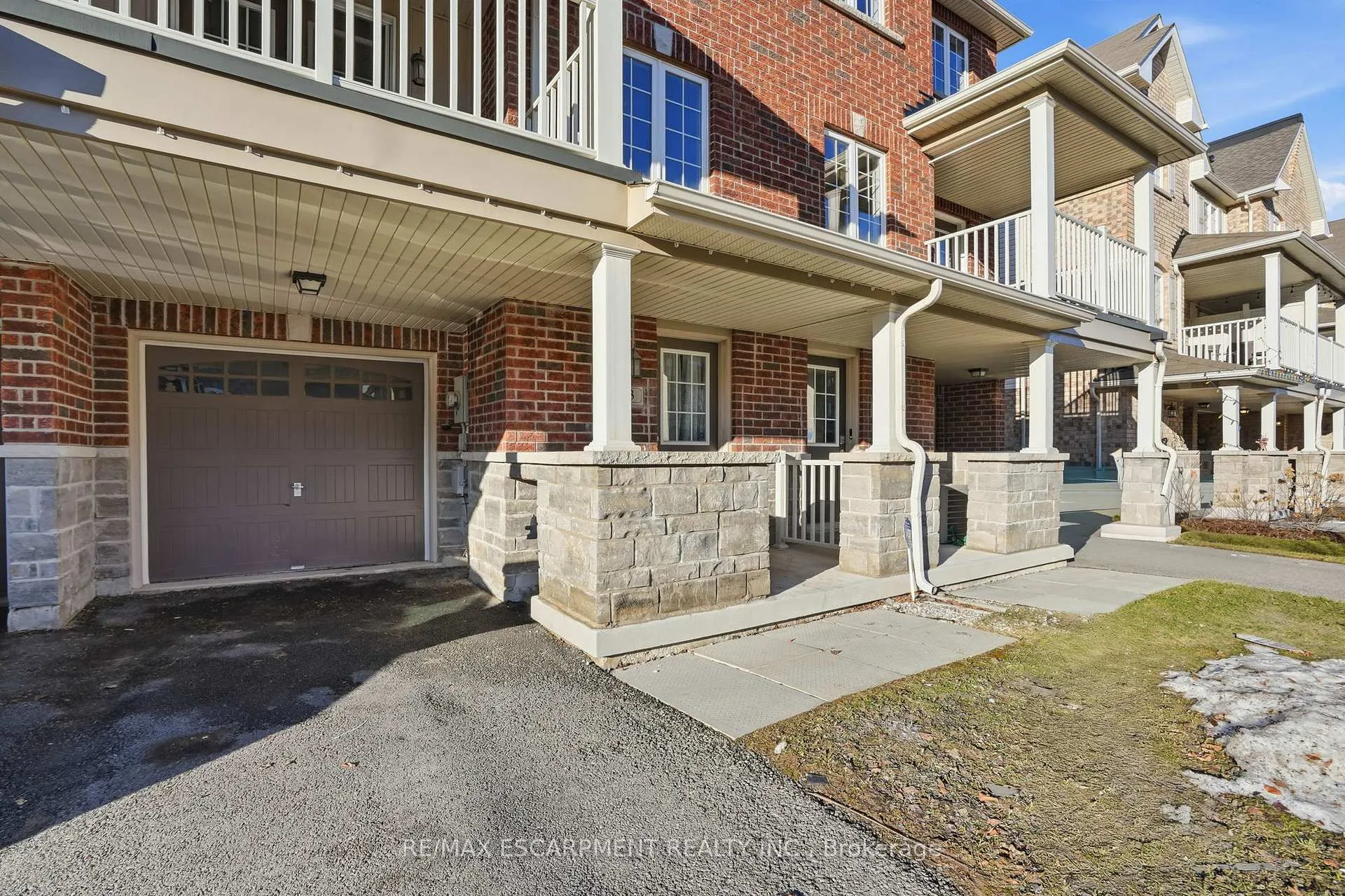 Photo 3 of 13 Hiscott Drive, Hamilton, Waterdown — HOMEH