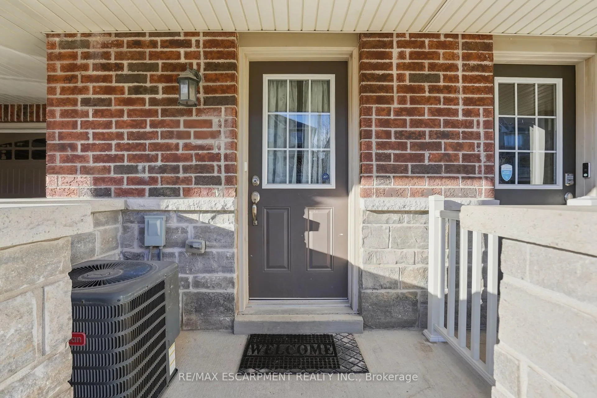 Photo 4 of 13 Hiscott Drive, Hamilton, Waterdown — HOMEH