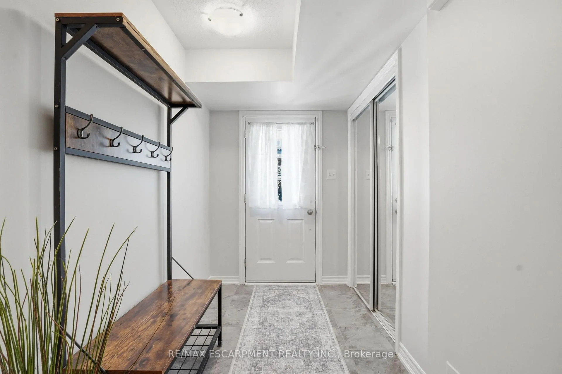 Photo 5 of 13 Hiscott Drive, Hamilton, Waterdown — HOMEH