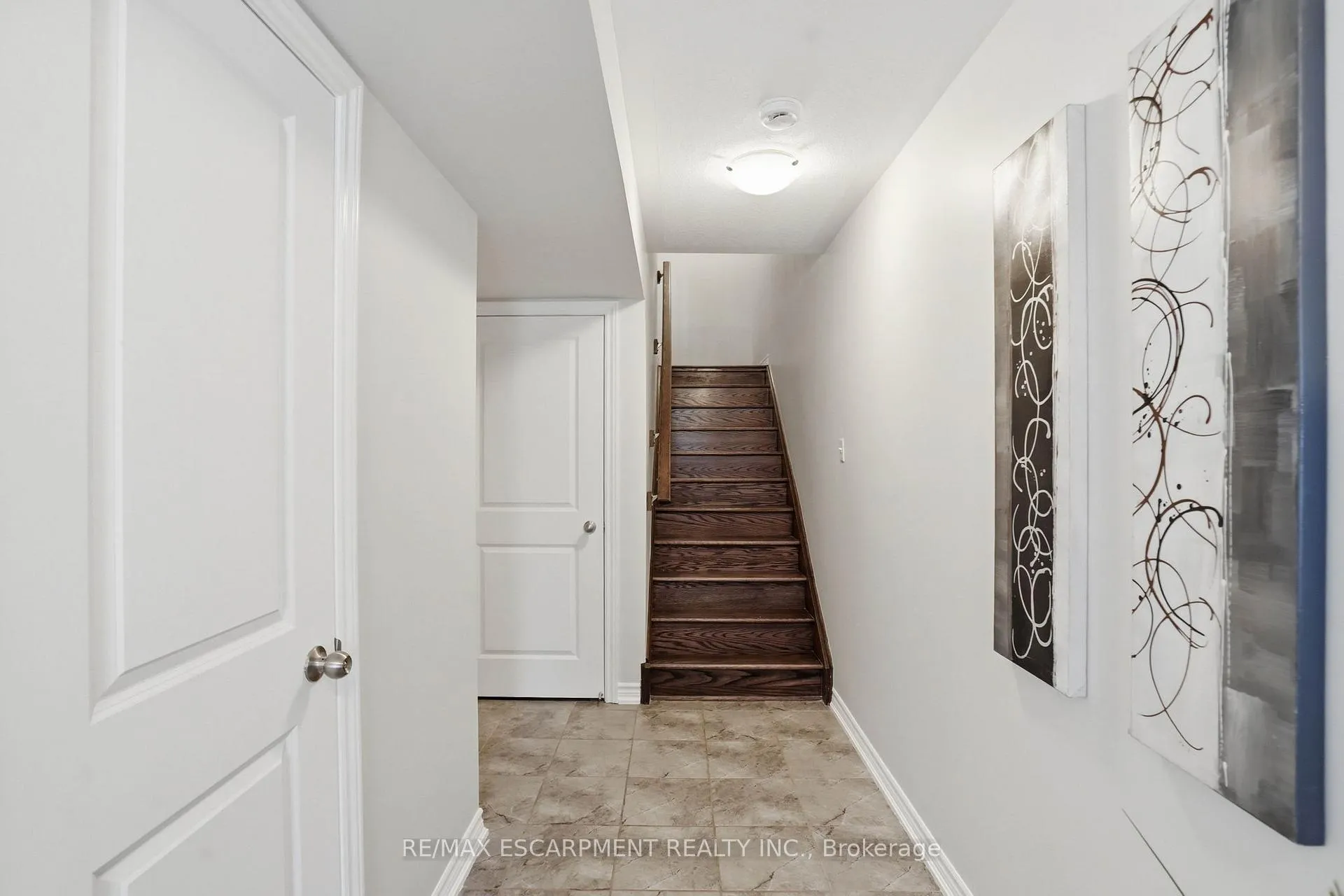 Photo 6 of 13 Hiscott Drive, Hamilton, Waterdown — HOMEH