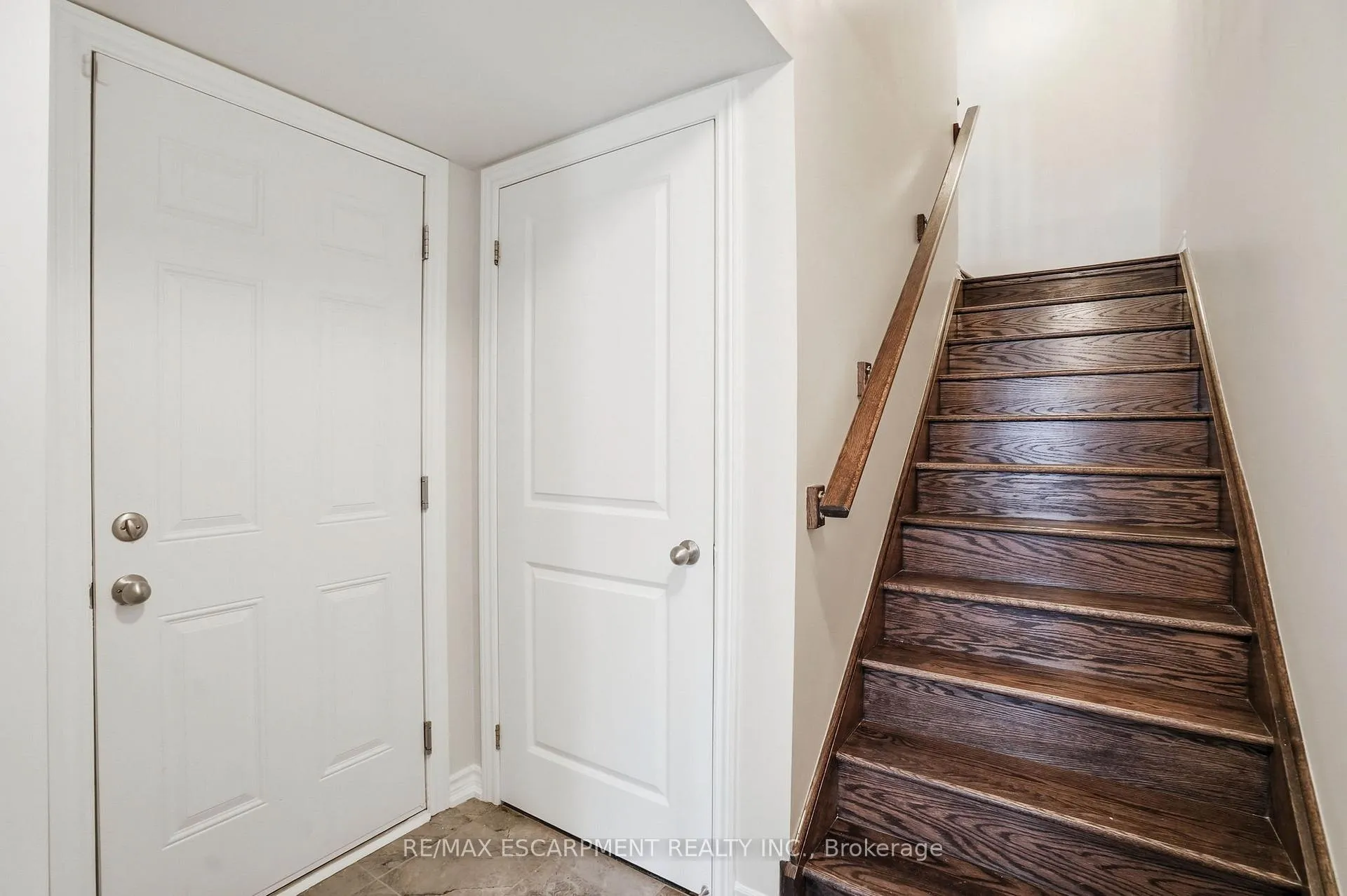 Photo 7 of 13 Hiscott Drive, Hamilton, Waterdown — HOMEH