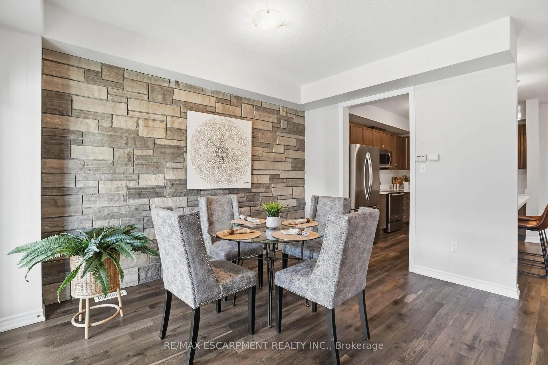 Photo 11 of 13 Hiscott Drive, Hamilton, Waterdown — HOMEH