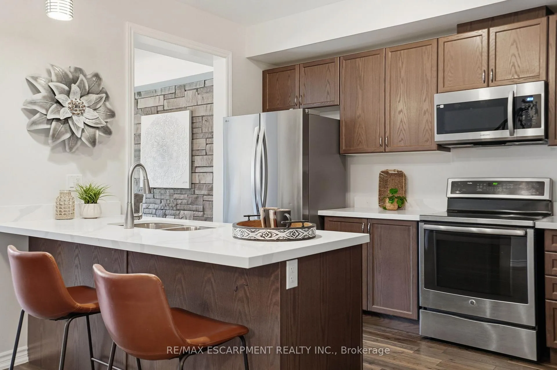 Photo 13 of 13 Hiscott Drive, Hamilton, Waterdown — HOMEH