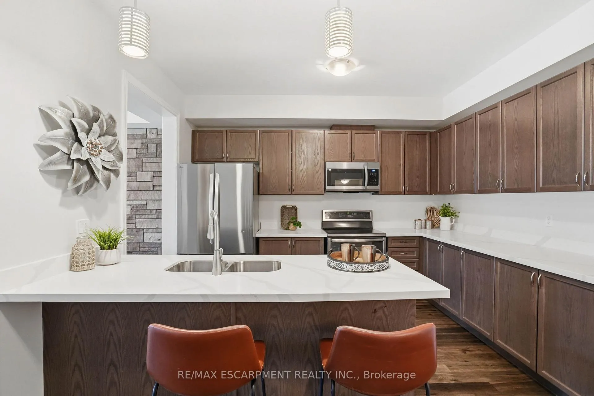Photo 14 of 13 Hiscott Drive, Hamilton, Waterdown — HOMEH