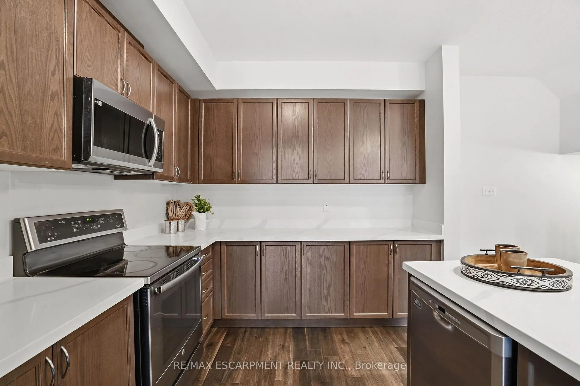 Photo 15 of 13 Hiscott Drive, Hamilton, Waterdown — HOMEH