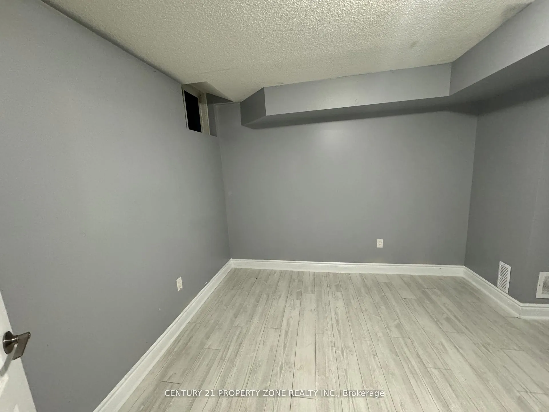 Photo 7 of Unit Bsmt, 23 Royal West Drive, Brampton, Credit Valley — HOMEH
