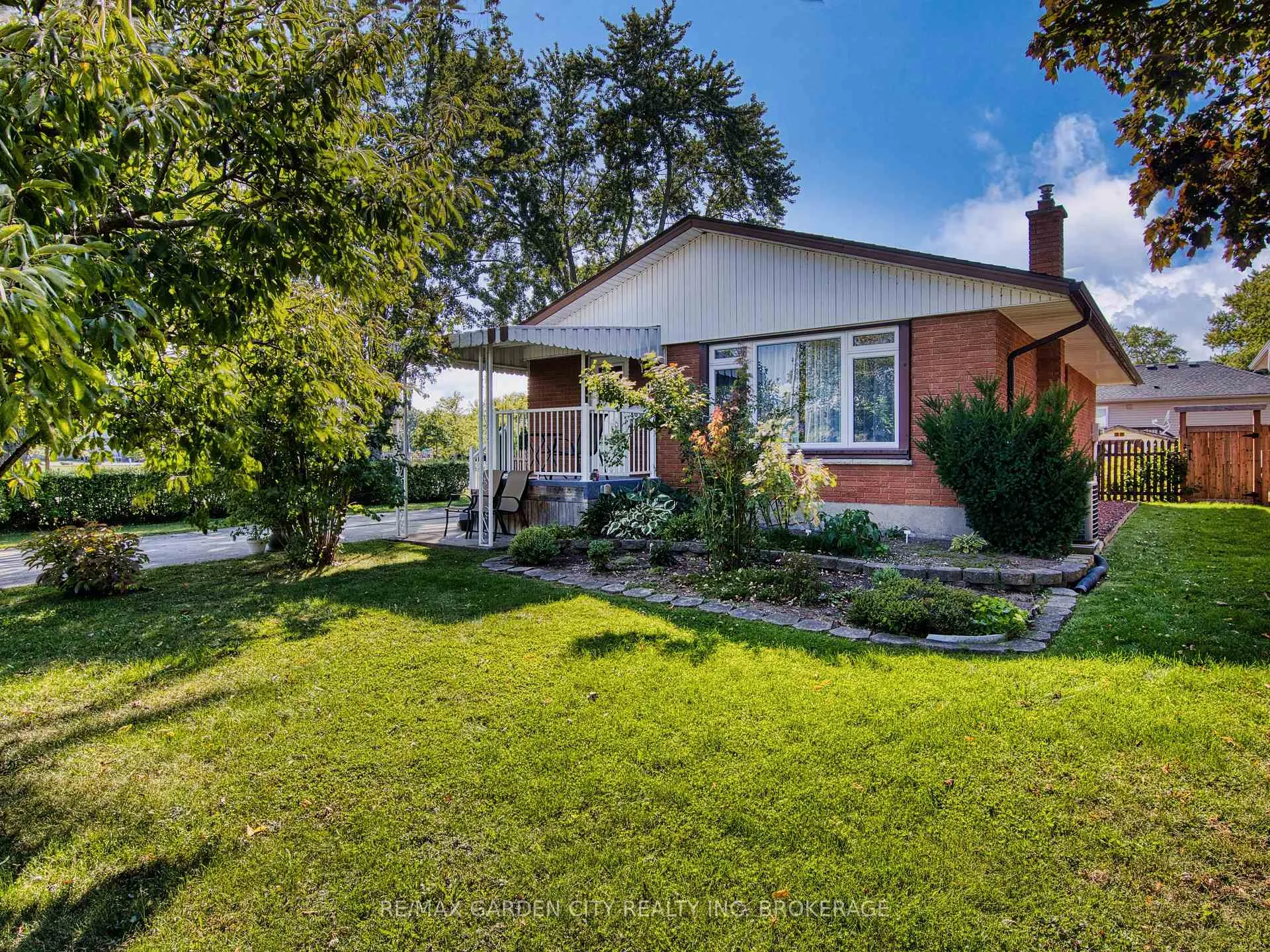 Photo 3 of 4095 Montcalm Crescent, Niagara Falls, Chippawa — HOMEH