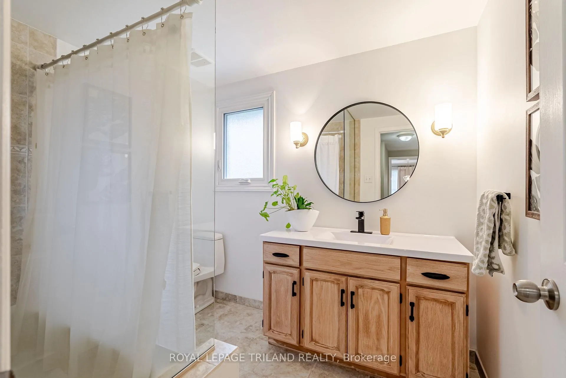 Photo 23 of 188 Canterbury Drive, Thames Centre, Dorchester — HOMEH