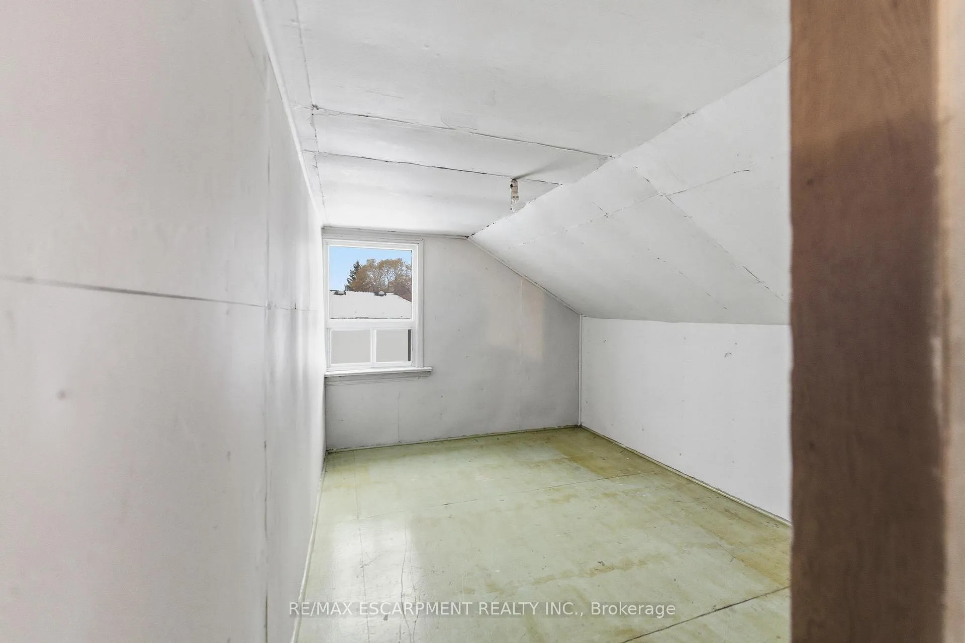 Photo 15 of 314 Hawkridge Avenue, Hamilton, Yeoville — HOMEH