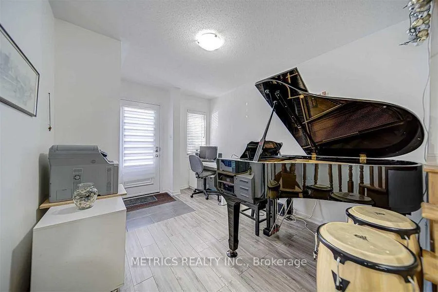 Photo 2 of 81 Mendelssohn Street, Scarborough, Clairlea-Birchmount — HOMEH