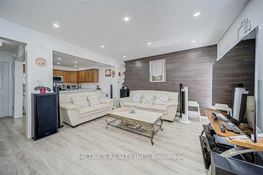 Photo 4 of 81 Mendelssohn Street, Scarborough, Clairlea-Birchmount — HOMEH