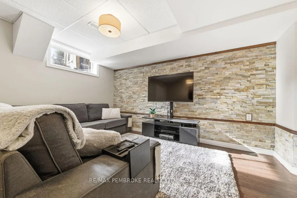 Photo 32 of 891 Newmarket Lane, Kingston, Rideau — HOMEH