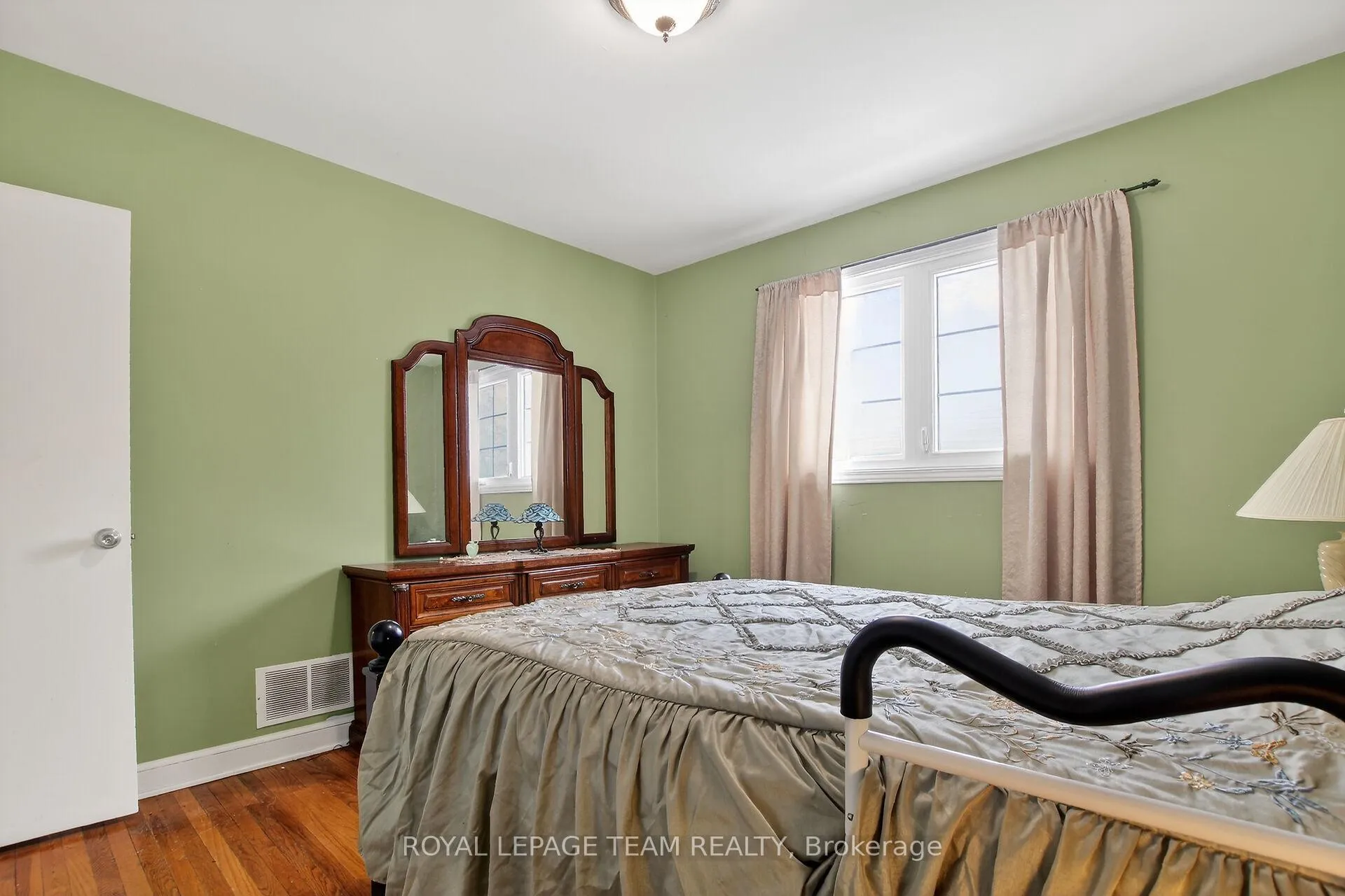 Photo 17 of 36 Rita Avenue, Ottawa, Meadowlands/St. Claire Gardens — HOMEH