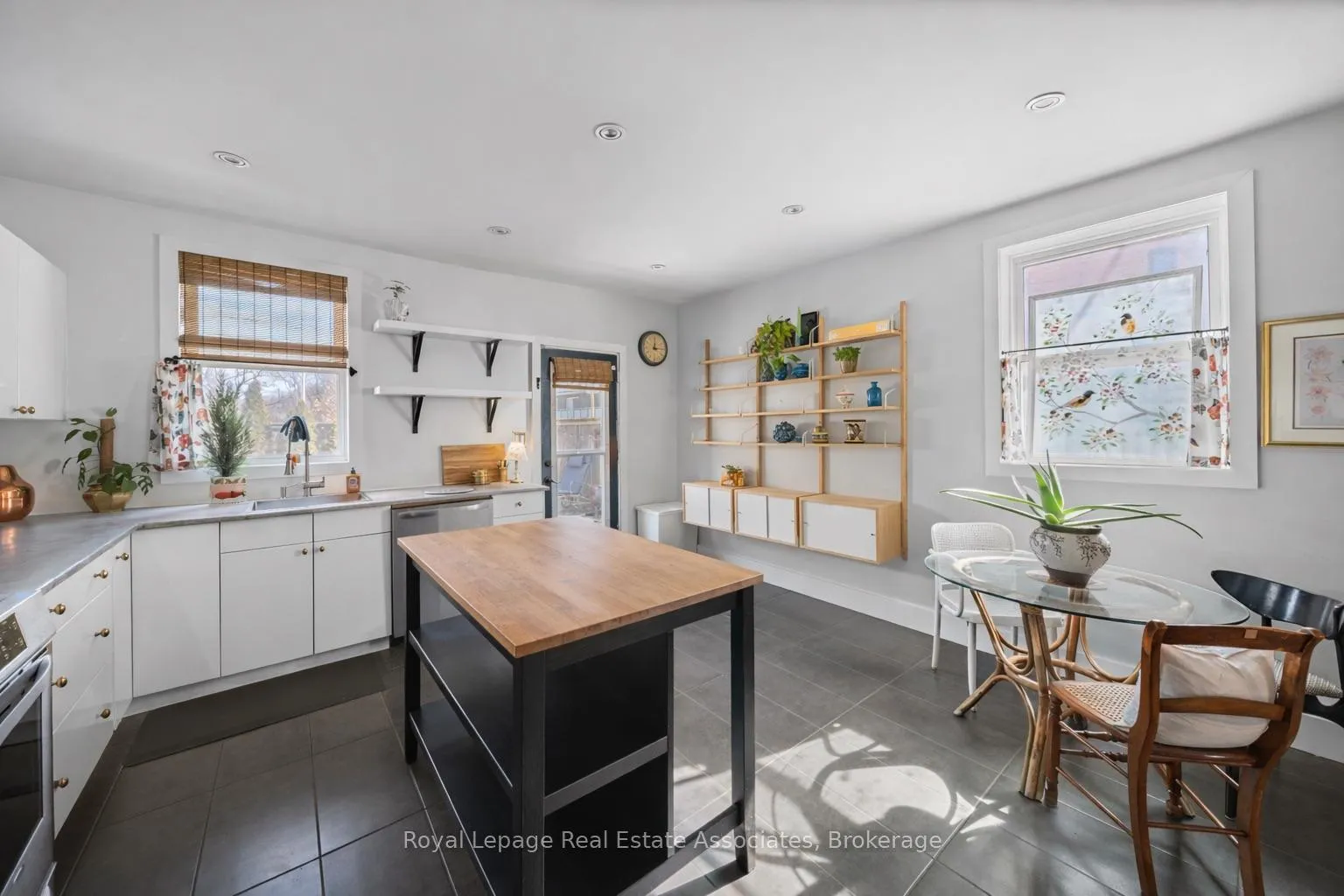 Photo 10 of 215 Ferguson Avenue S, Hamilton, Corktown — HOMEH