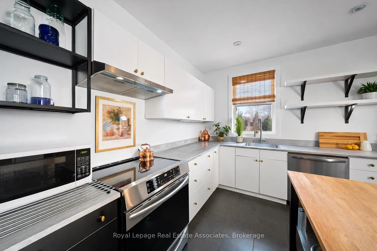 Photo 11 of 215 Ferguson Avenue S, Hamilton, Corktown — HOMEH