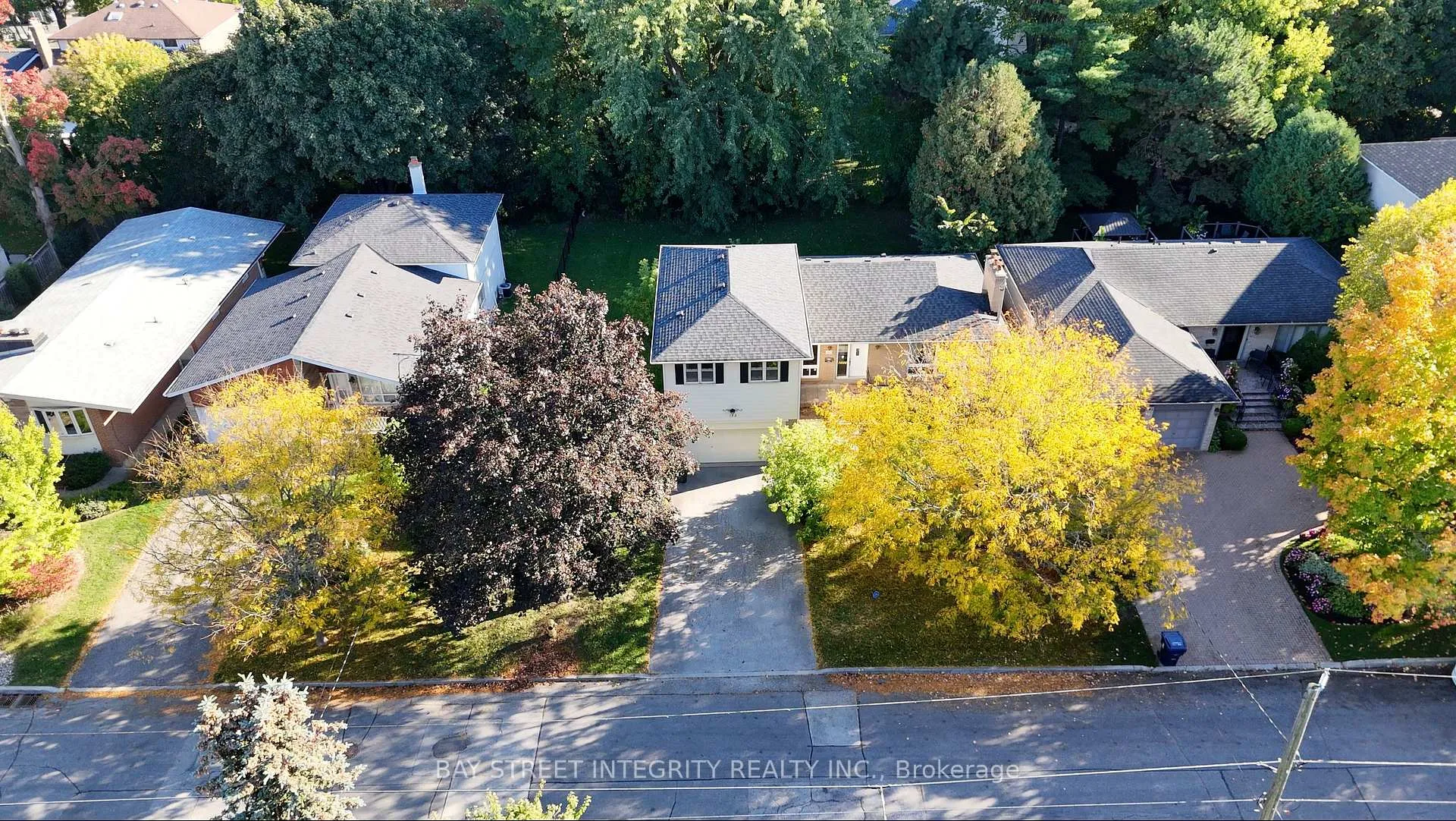 Photo 2 of 143 Munro Boulevard, North York, St. Andrew-Windfields — HOMEH