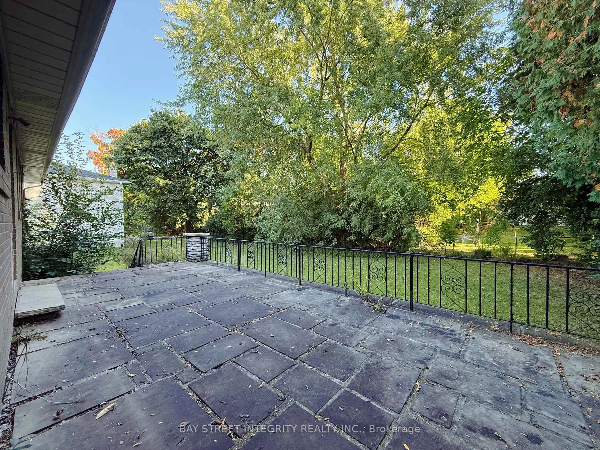 Photo 3 of 143 Munro Boulevard, North York, St. Andrew-Windfields — HOMEH