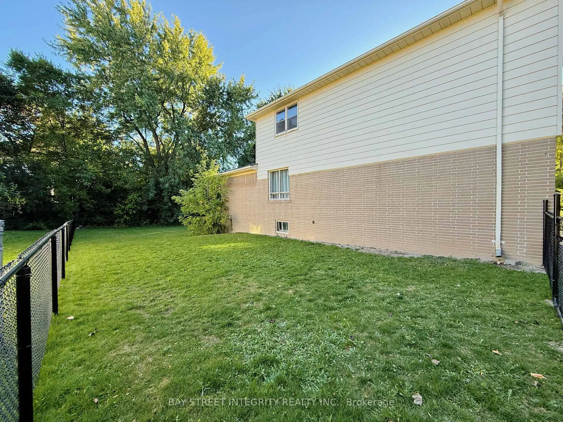 Photo 5 of 143 Munro Boulevard, North York, St. Andrew-Windfields — HOMEH