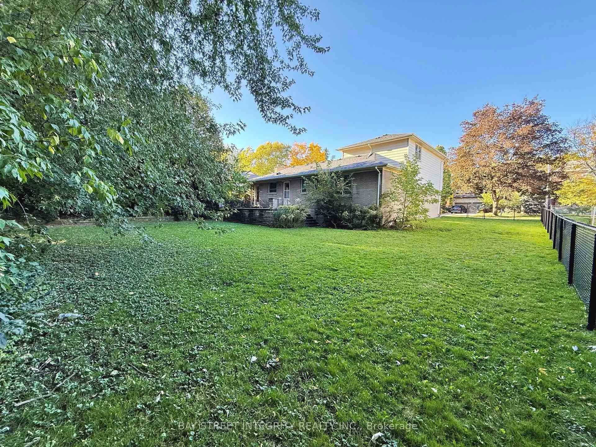 Photo 6 of 143 Munro Boulevard, North York, St. Andrew-Windfields — HOMEH