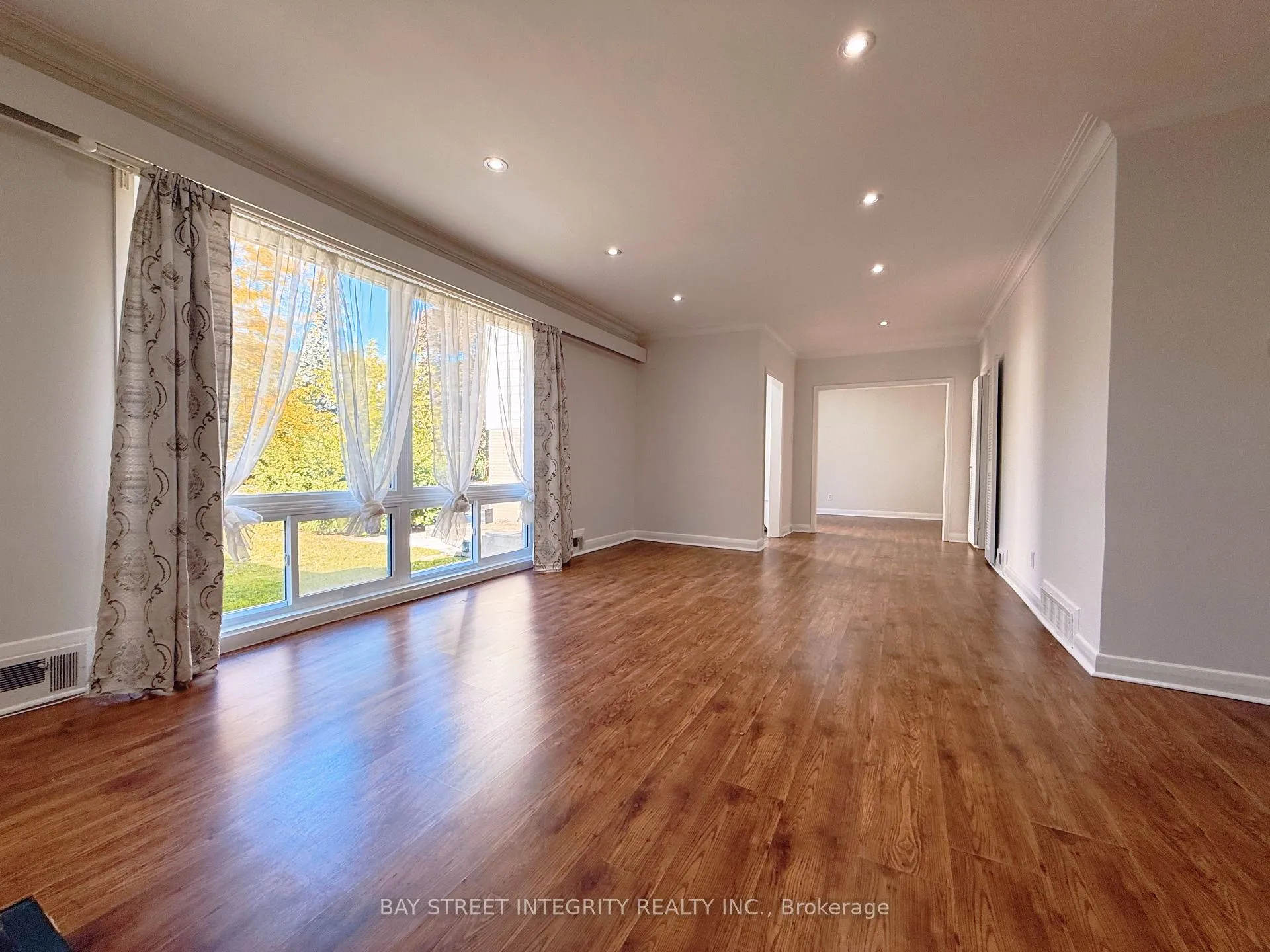 Photo 7 of 143 Munro Boulevard, North York, St. Andrew-Windfields — HOMEH