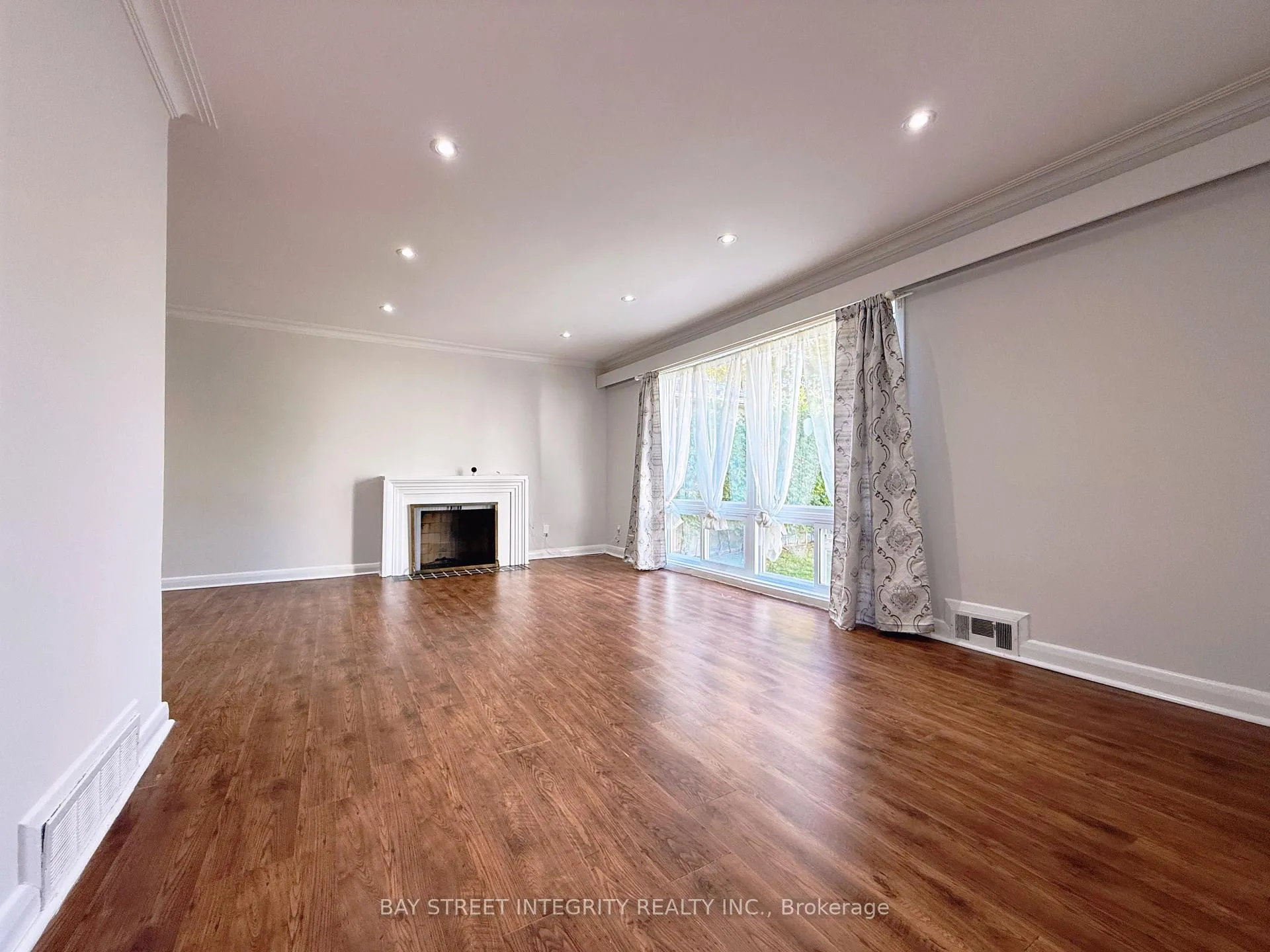 Photo 8 of 143 Munro Boulevard, North York, St. Andrew-Windfields — HOMEH