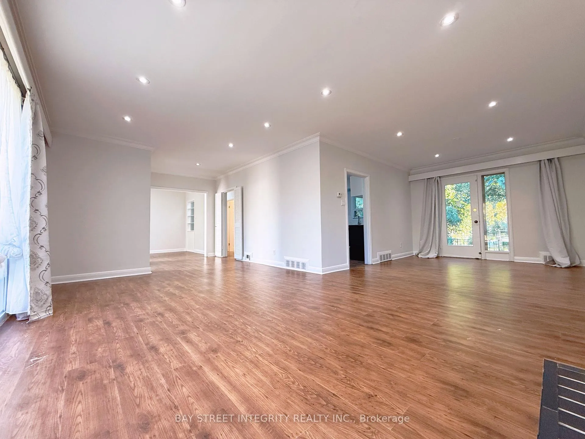 Photo 13 of 143 Munro Boulevard, North York, St. Andrew-Windfields — HOMEH