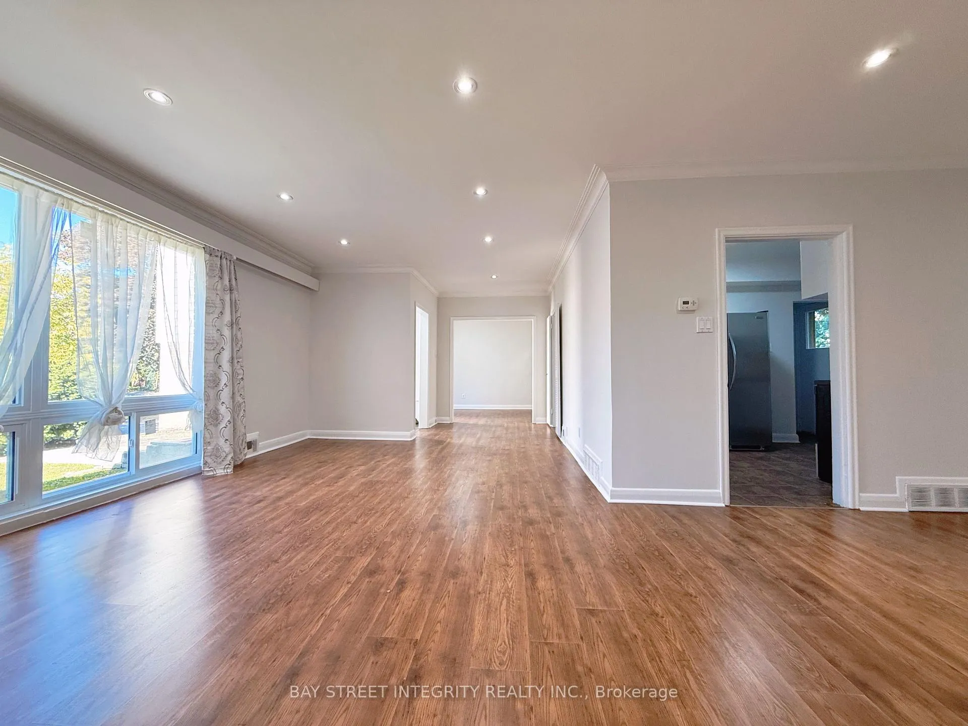 Photo 14 of 143 Munro Boulevard, North York, St. Andrew-Windfields — HOMEH