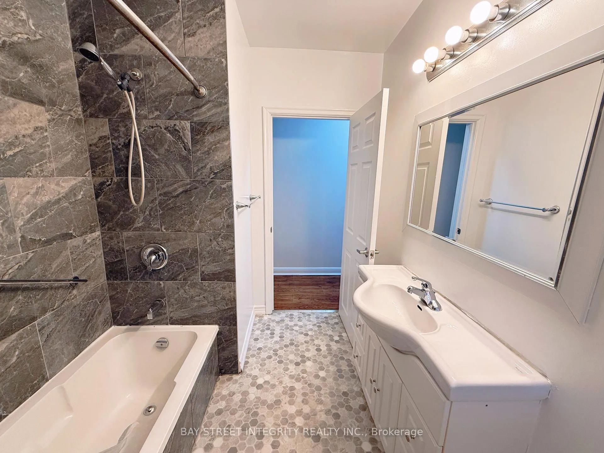 Photo 16 of 143 Munro Boulevard, North York, St. Andrew-Windfields — HOMEH
