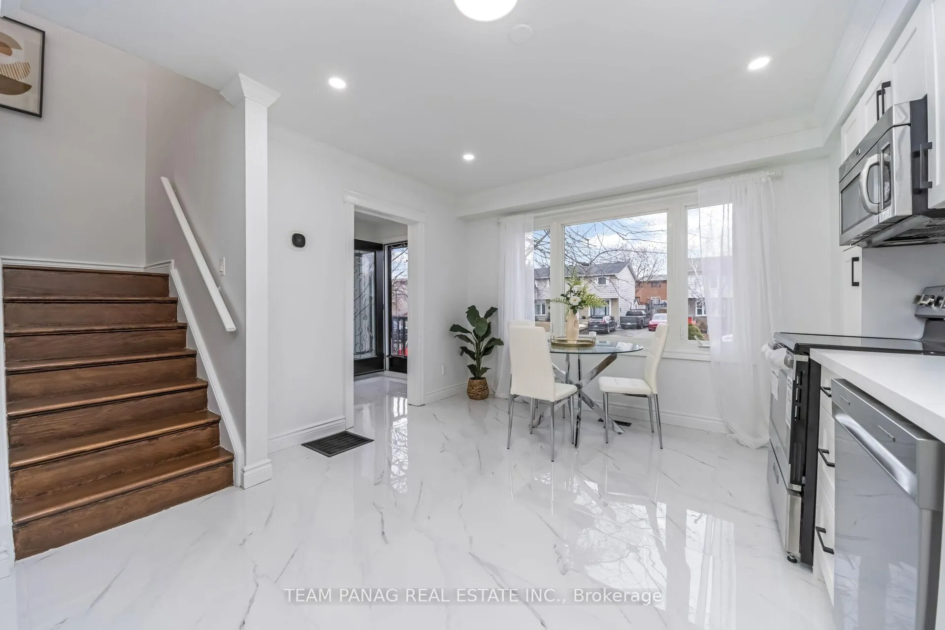 Photo 2 of 16 Bramhall Circle, Brampton, Madoc — HOMEH