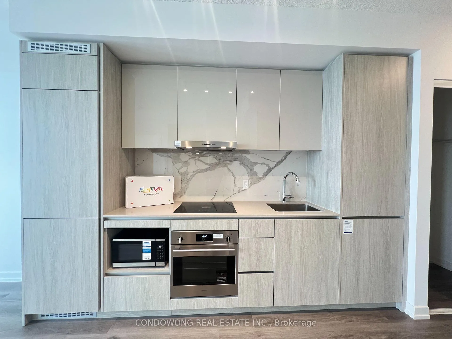 Photo 2 of Unit 2601, 28 Interchange Way, Vaughan, Vaughan Corporate Centre — HOMEH