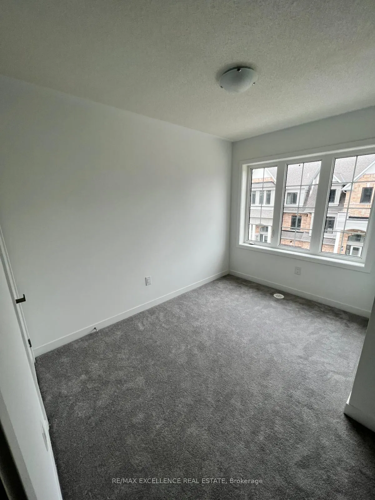 Photo 11 of 4 Calloway Drive, Whitby, Downtown Whitby — HOMEH