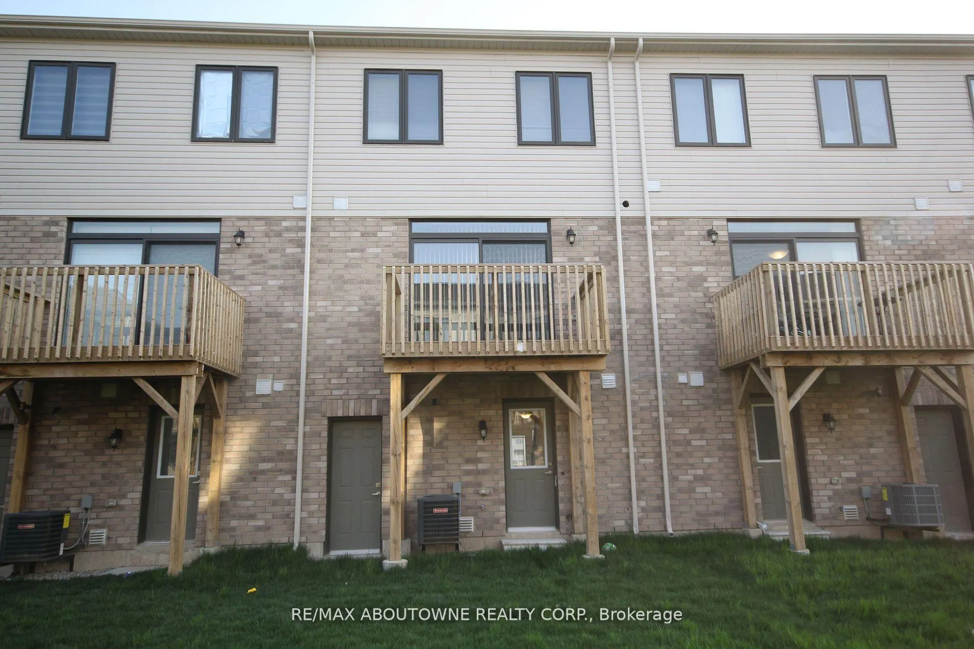 Photo 8 of 243 Gillepsie Drive, Brant, Brantford Twp — HOMEH