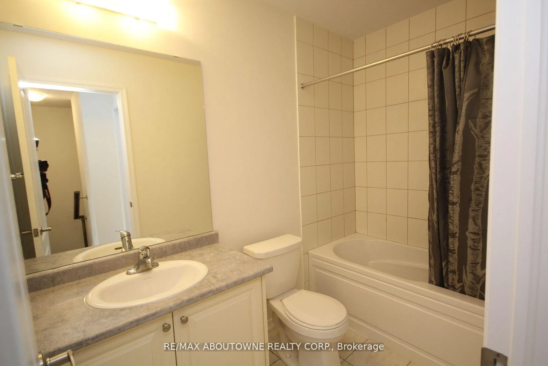 Photo 15 of 243 Gillepsie Drive, Brant, Brantford Twp — HOMEH