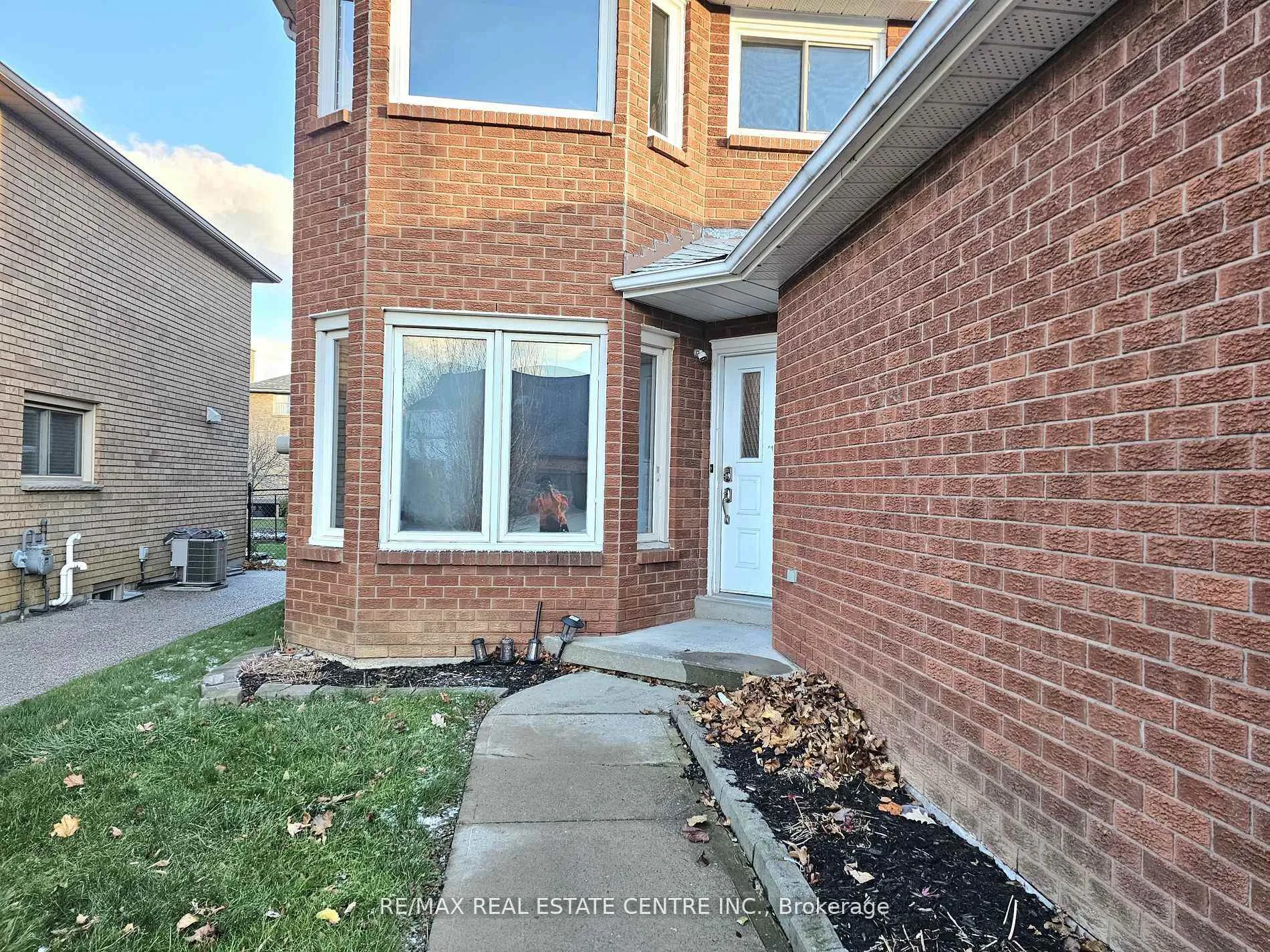 Photo 2 of 486 Dicenzo Drive, Hamilton, Ryckmans — HOMEH