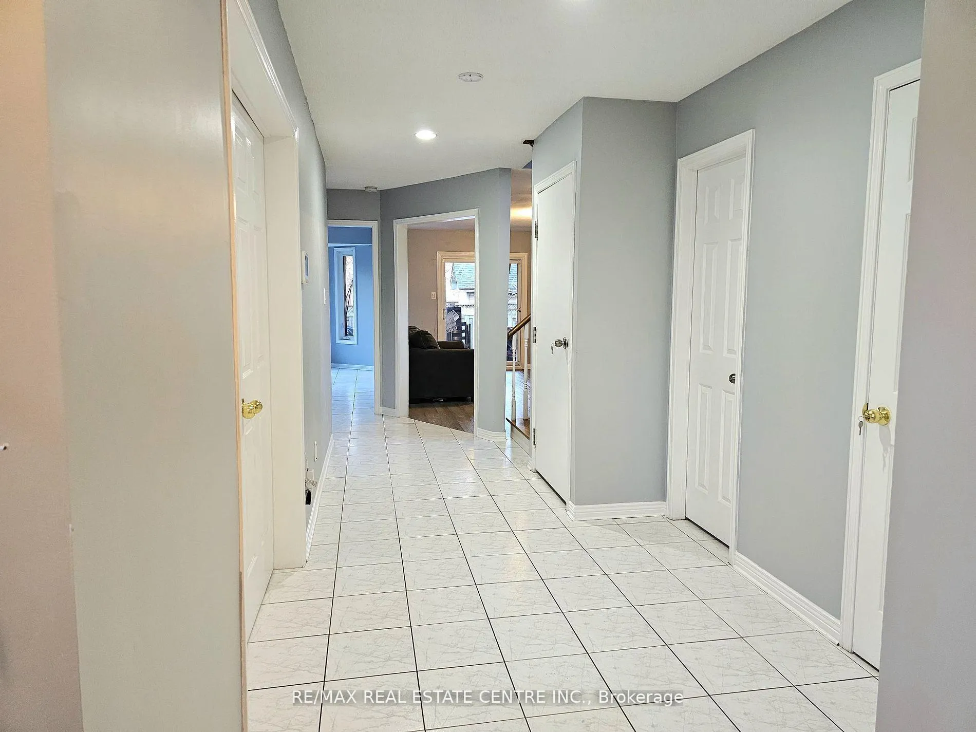 Photo 3 of 486 Dicenzo Drive, Hamilton, Ryckmans — HOMEH