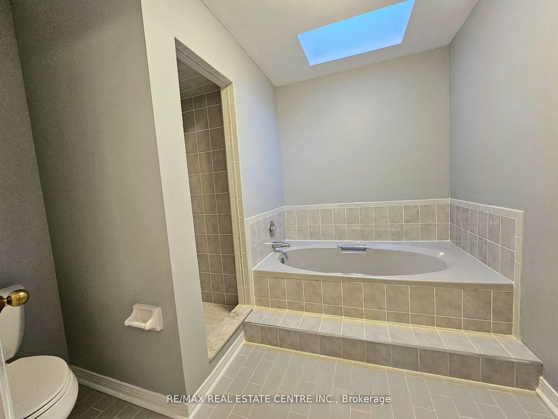 Photo 12 of 486 Dicenzo Drive, Hamilton, Ryckmans — HOMEH