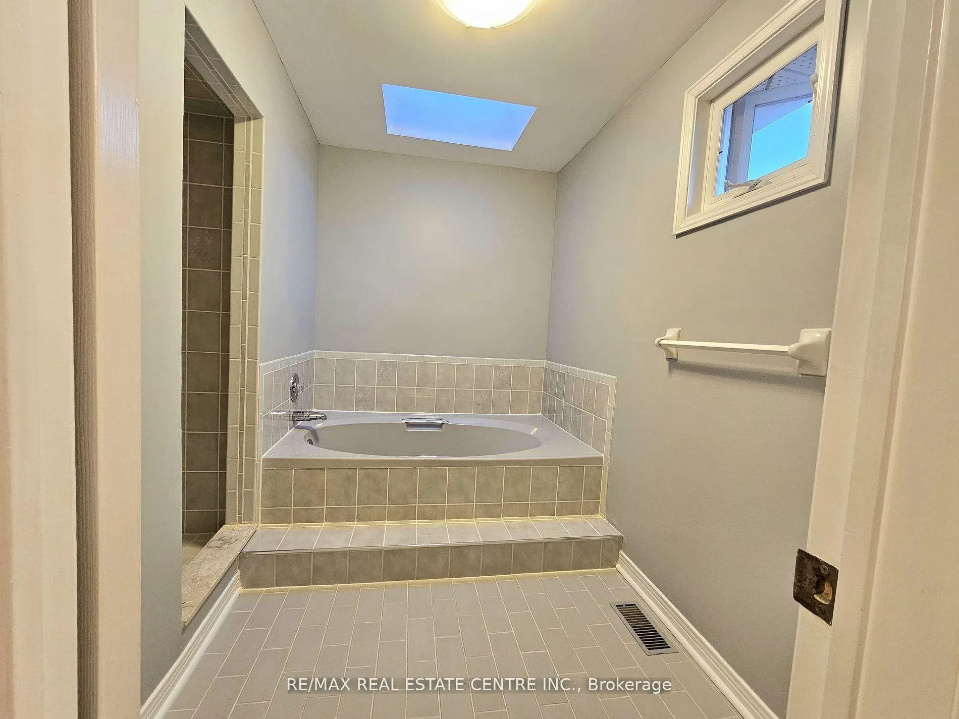 Photo 14 of 486 Dicenzo Drive, Hamilton, Ryckmans — HOMEH