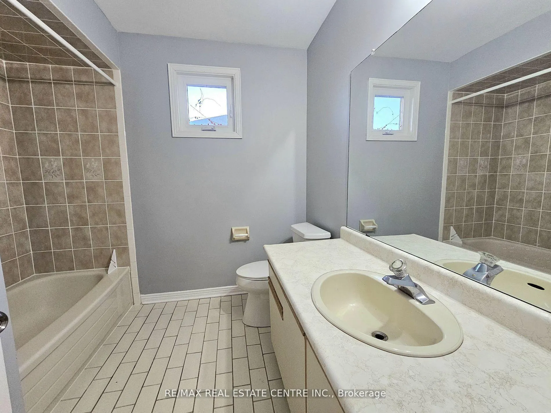 Photo 19 of 486 Dicenzo Drive, Hamilton, Ryckmans — HOMEH