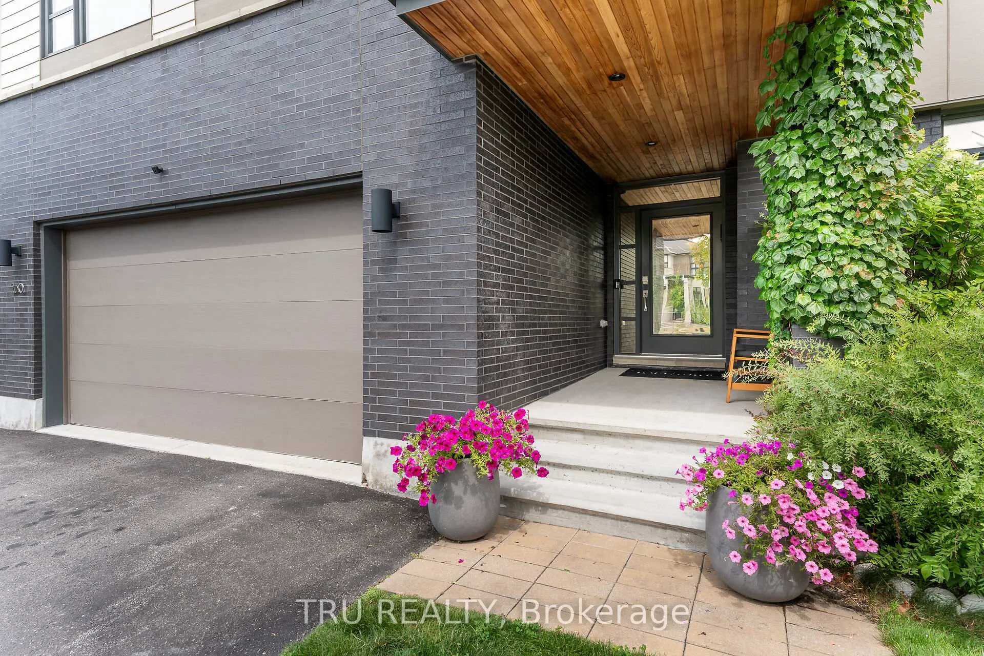 Photo 3 of 250 Sunnyridge Crescent, Ottawa, Kanata - Emerald Meadows/Trailwest — HOMEH
