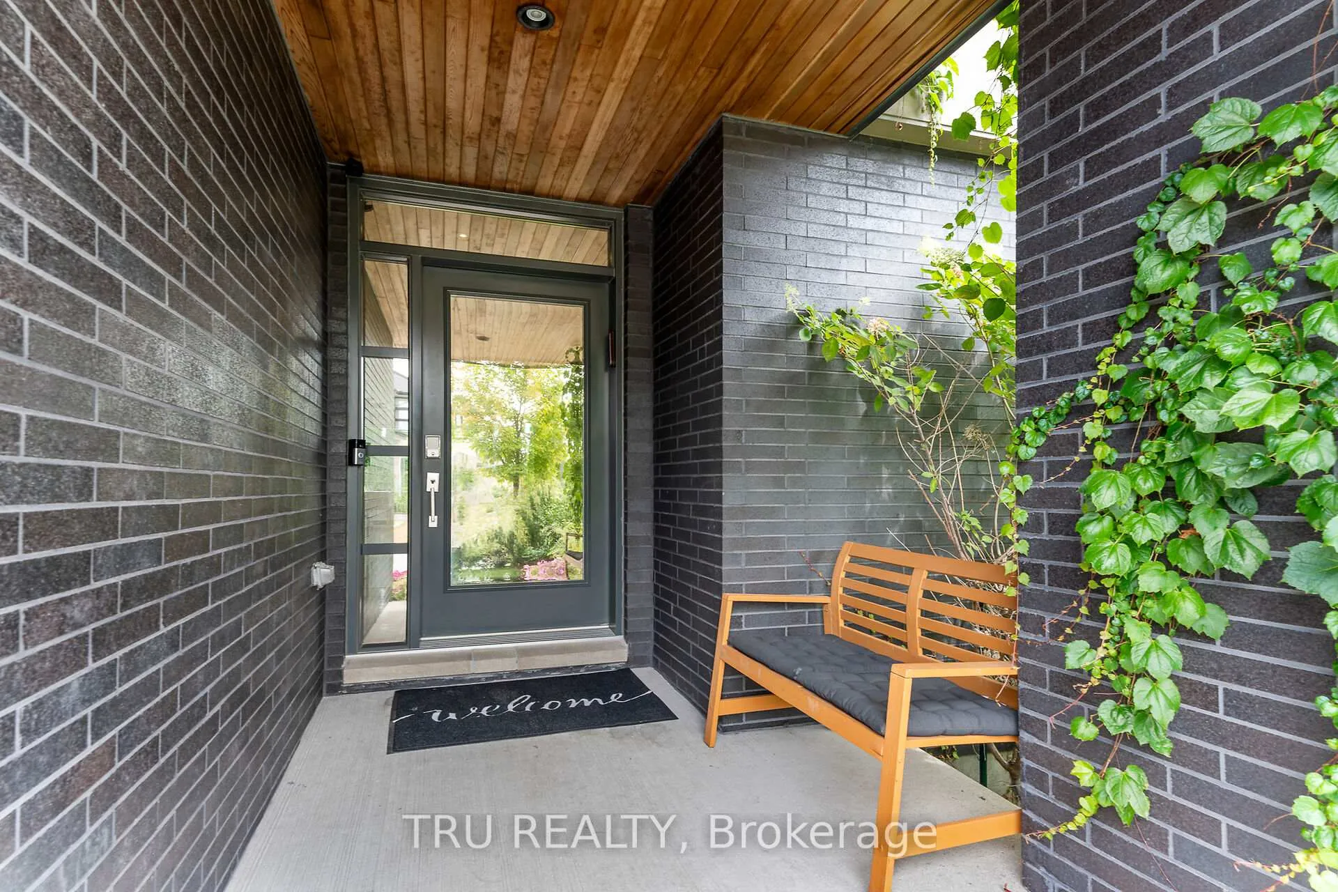 Photo 4 of 250 Sunnyridge Crescent, Ottawa, Kanata - Emerald Meadows/Trailwest — HOMEH
