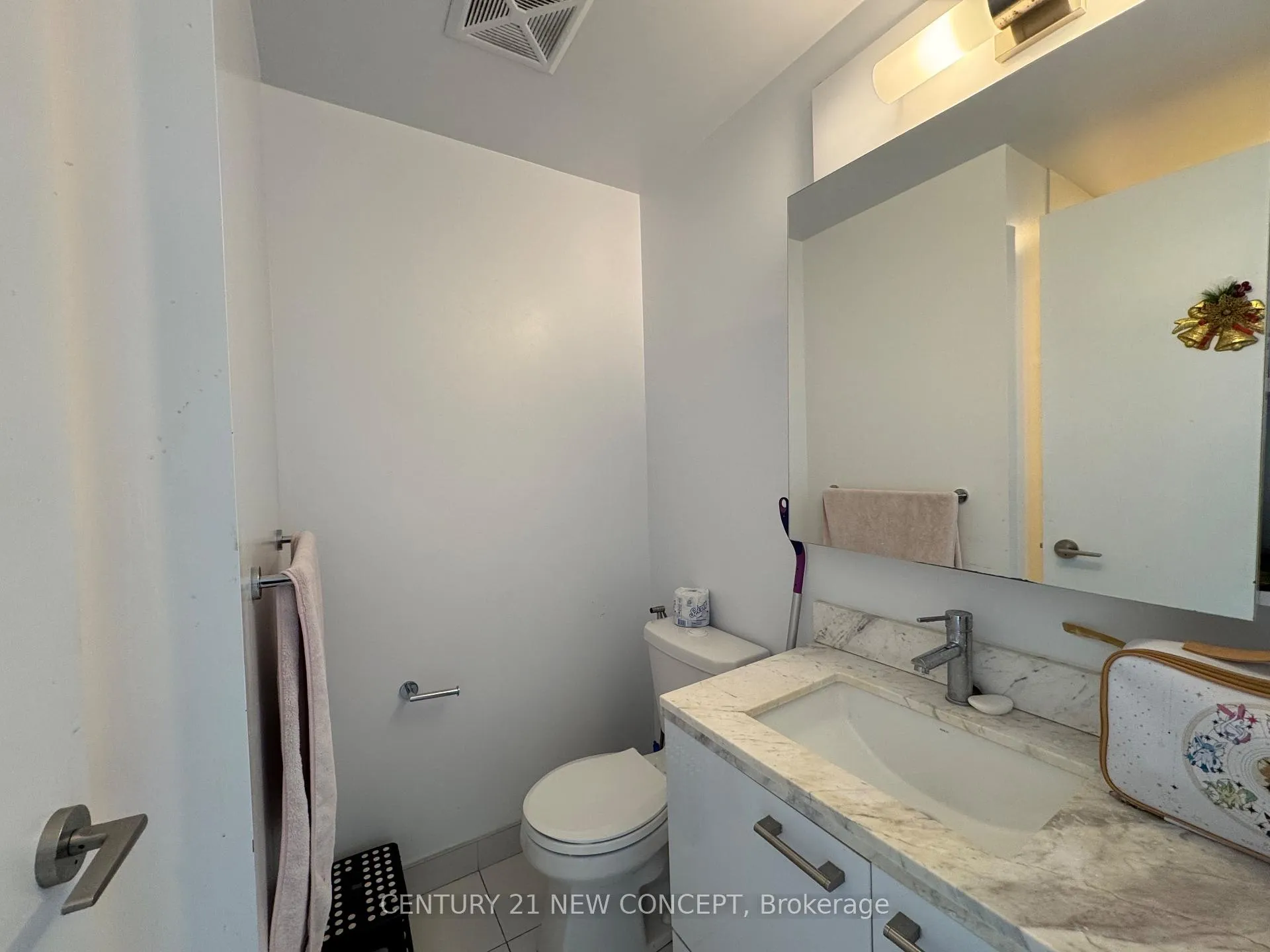 Photo 9 of Unit 4106, 2221 Yonge Street, Toronto, Mount Pleasant West — HOMEH