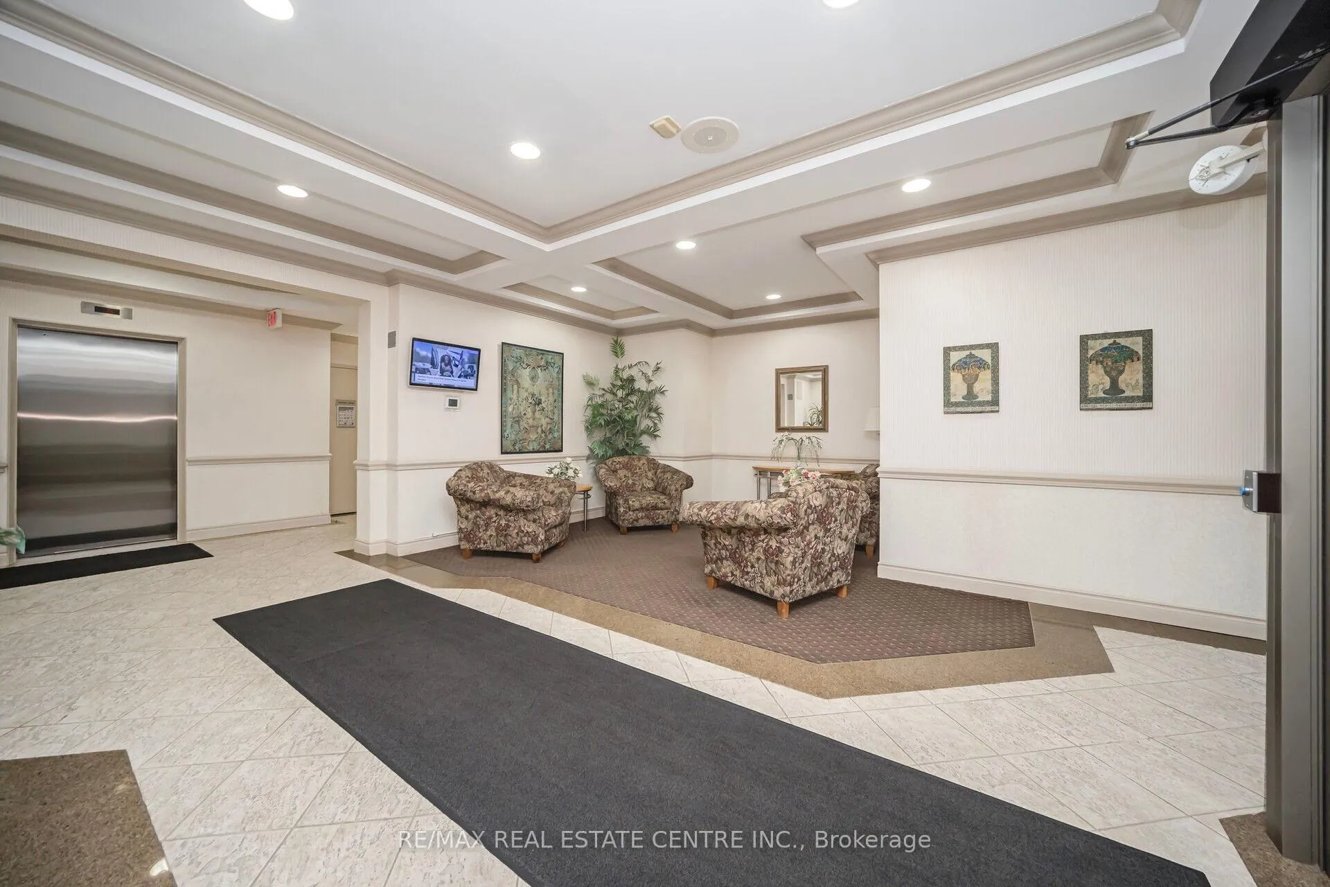 Photo 4 of Unit 301, 3 Dayspring Circle, Brampton, Goreway Drive Corridor — HOMEH