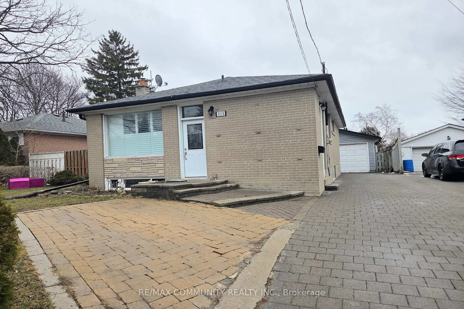 Photo 1 of Unit Bsmt, 315 Rossland Road W, Whitby, Williamsburg — HOMEH