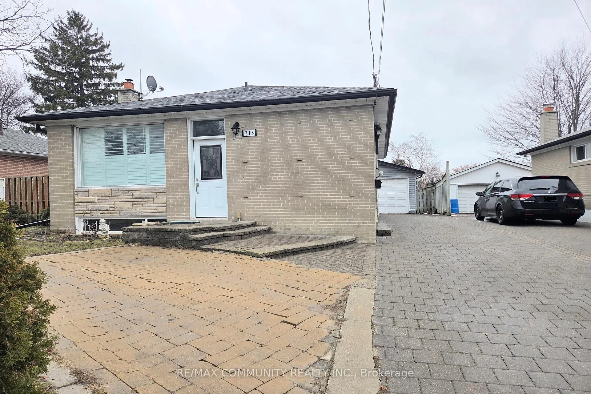 Photo 2 of Unit Bsmt, 315 Rossland Road W, Whitby, Williamsburg — HOMEH