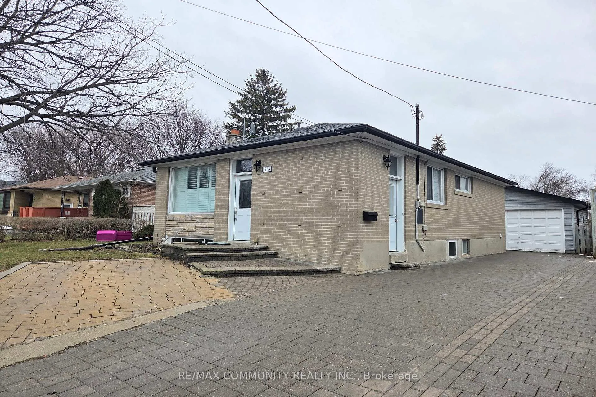 Photo 3 of Unit Bsmt, 315 Rossland Road W, Whitby, Williamsburg — HOMEH