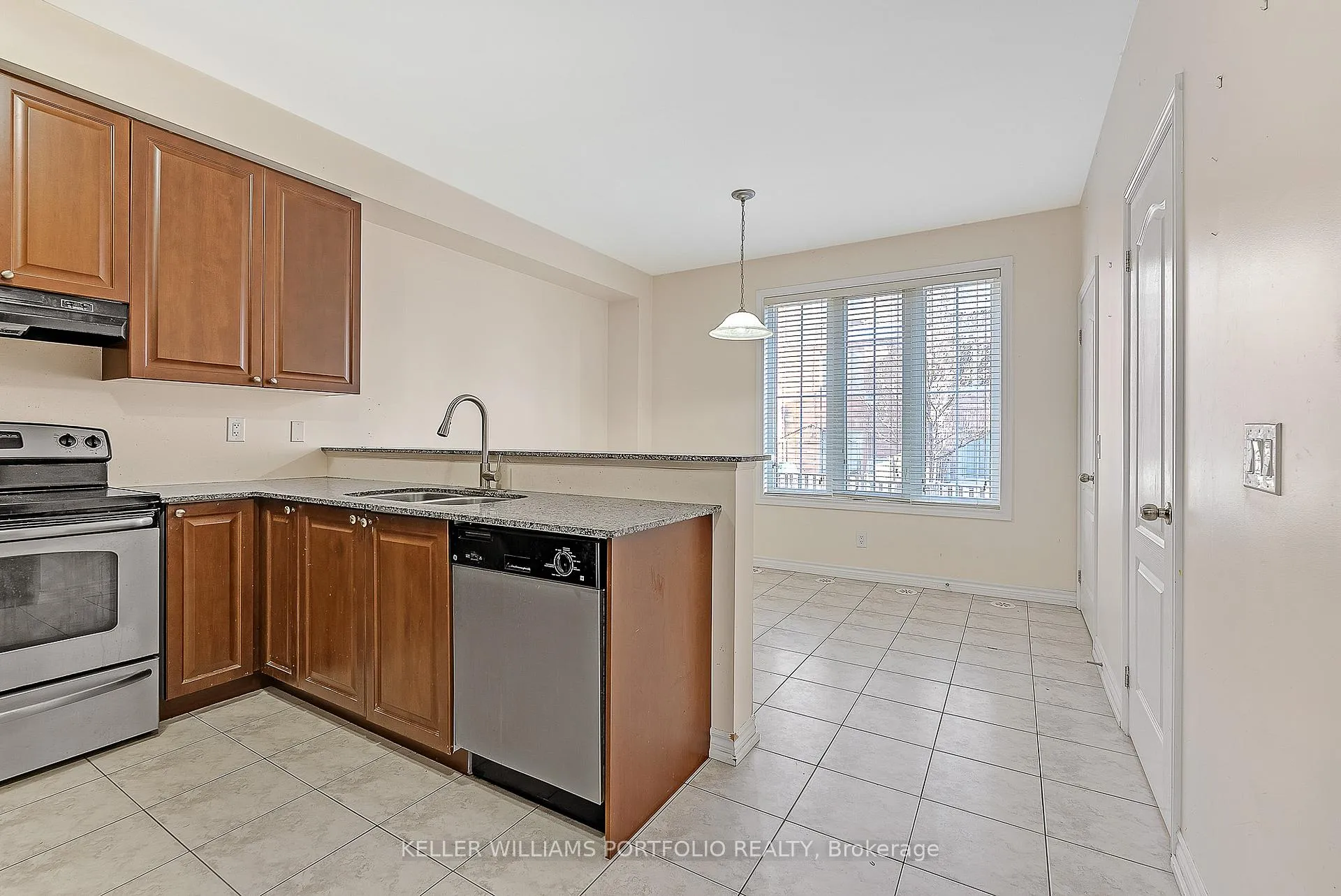 Photo 11 of 7 Cailiff Street, Brampton, Bram West — HOMEH